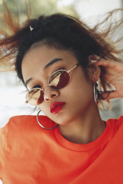 Asyalı kadın güneşli yaz ya da bahar gününde gölün kenarında poz veriyor.. 