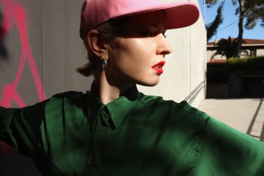 Renkli kıyafetler giyen genç hippi kızın kesilmiş portresi. Açık hava..