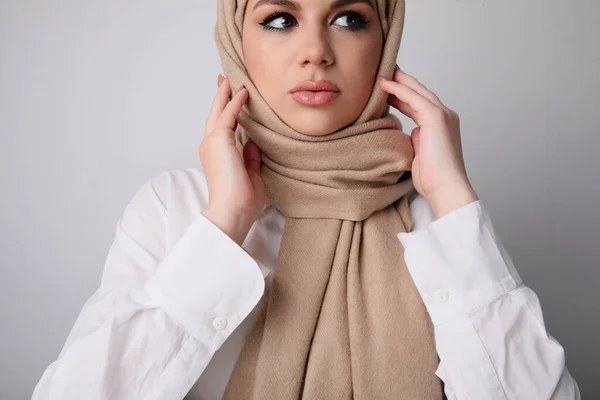Молодая арабская женщина с серьезным выражением лица в исламском хиджабе. Isolated. — стоковое фото