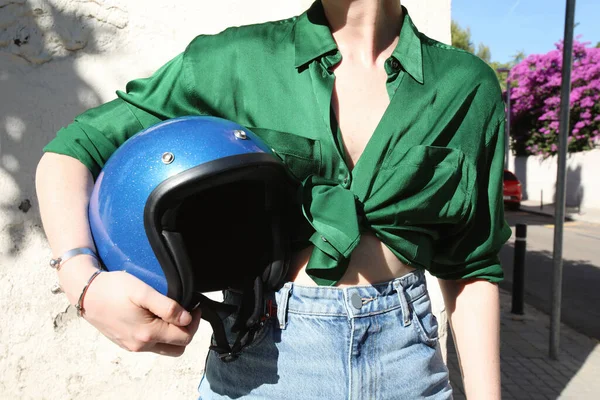 Plan recadré de femme cycliste caucasienne courbée posant en jean bleu. Extérieur. — Photo
