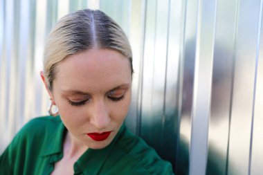 Hippi kız dışarıda poz veriyor. Yaşam tarzı kavramı.