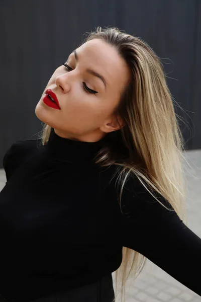Gambar depan vertikal wanita muda dengan rambut pirang dan bibir merah berpose luar ruangan. — Stok Foto