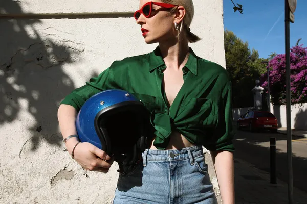파란색 청바지를 입고 포즈를 취하고 있는 코카서스 자전거를 탄 여성의 머리 사진 이 발견됐다. 옥외에서. — 스톡 사진