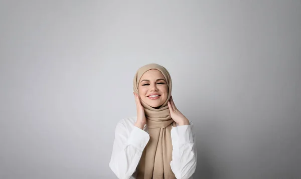 Portrait of young arab woman wearing hijab shes smiling and enjoy of happiness Stok Foto Bebas Royalti