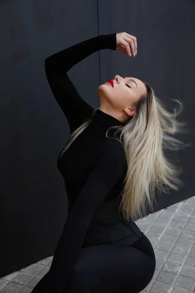 Beautiful young woman dancer posing outdoor. Flexible woman. Vertical. — Stock Photo, Image