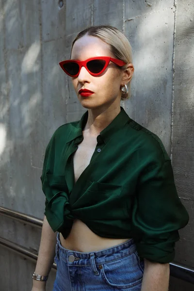 Hipster dívka nosí retro sluneční brýle, pózování venku. Happy lifestyle concept. — Stock fotografie
