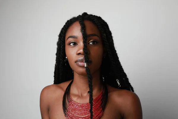 黒人のアフリカ人の若い女性を確信させ孤立させ. — ストック写真