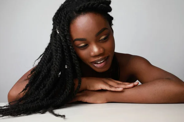 一个头戴辫子、自信的非洲黑人年轻女子的画像. — 图库照片