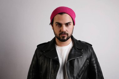 Sakallı genç adam, kendine güvenen, beyaz arka planda poz veren. İzole edilmiş.