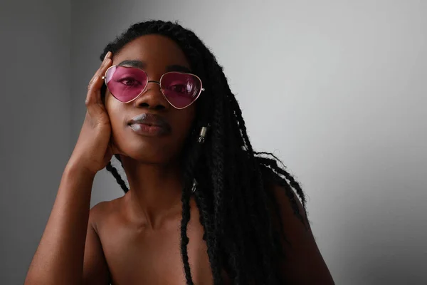Portré egy magabiztos fekete afrikai fiatal nő copfos visel napszemüveget. — Stock Fotó