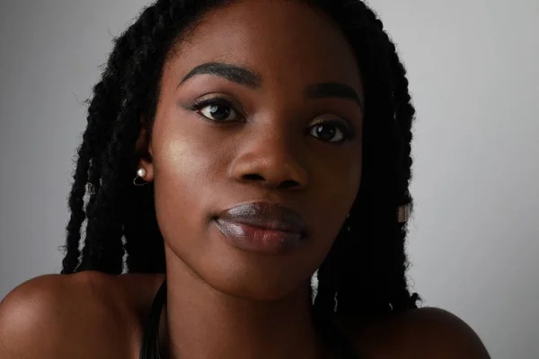 Tembakan dekat dari seorang wanita muda Afrika berkulit hitam yang percaya diri dengan kepang. Terisolasi. — Stok Foto