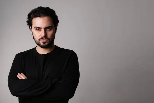 Joven barbudo, actitud confiada, posando sobre fondo blanco. Aislado. — Foto de Stock