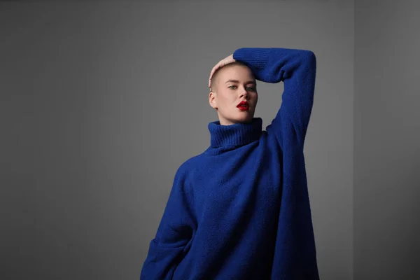 Крупним планом красива лисий молода жінка, в блакитному светрі. Ізольовані . — стокове фото