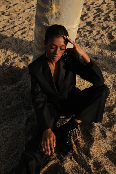 Belle femme afro noire aux cheveux courts posant en plein air. Mode et style. — Photo