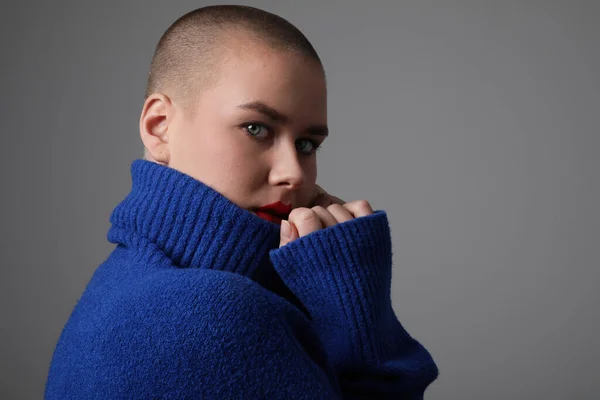 Retrato de bela jovem careca, vestindo suéter azul. Isolados. — Fotografia de Stock