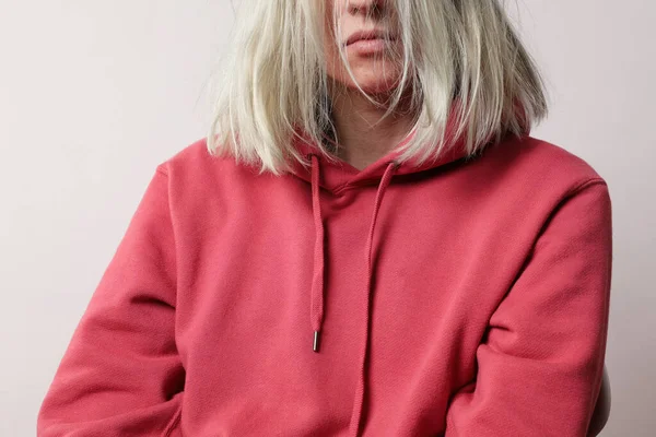 Обрізаний портрет молодої щасливої жінки з барвистим волоссям позує в студії . — стокове фото