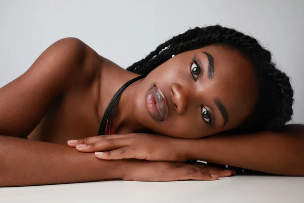 Ritratto di una giovane africana con trecce. Isolato su bianco — Foto Stock
