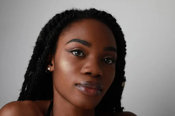 Potret closeup dari seorang wanita muda Afrika kulit hitam yang percaya diri dengan kepang. — Stok Foto