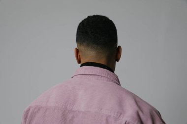 Zihinsel sorunları olan genç siyahi bir adam. Beyaz arkaplanda izole.