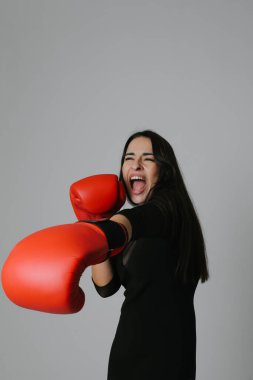 Orta yaşlı beyaz kadın dövüşmek için yumruk atıyor, agresif ve öfkeli saldırı..