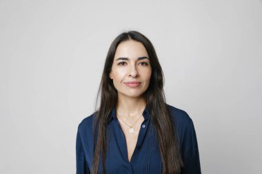 Orta yaşlı güzel bir kadının portresi. Cilt bakımı, gençleştirme, kozmetik ürünleri..