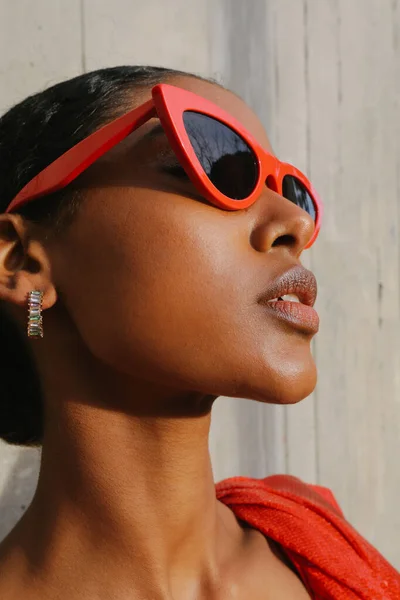 Güzel Afrikalı Amerikalı bir kadının güzel portresi güneş gözlüğü takıyor. Dikey. — Stok fotoğraf