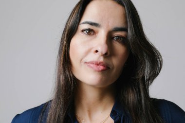 Kameraya bakan orta yaşlı güzel bir kadının yakın plan fotoğrafı. Dikey.