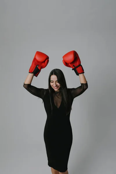 Перемога. Середньовіччя кавказька жінка виграла боксерський бій, руки вгору , — стокове фото