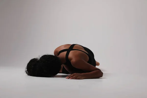 Чорна афро-молода жінка позує на білому тлі. Жіноче здоров'я та догляд . — стокове фото