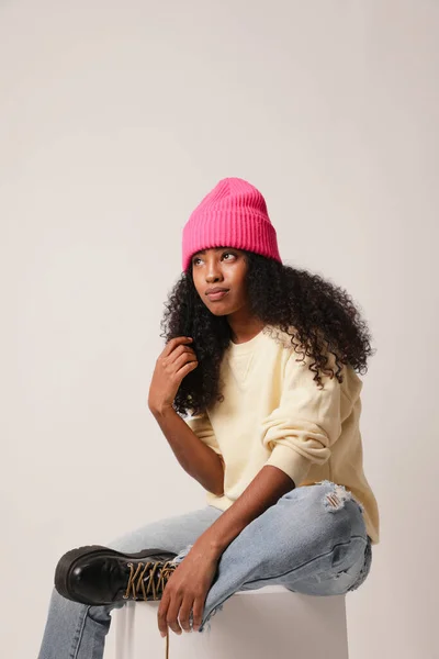 Selbstbewusste schwarze Afro-Teenagerin posiert vor weißem Hintergrund. Frauengesundheit. — Stockfoto