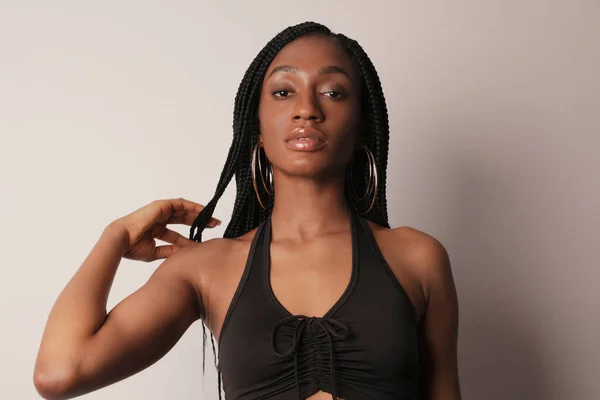 Fejlövés komoly fiatal afro amerikai nő ragyogó bőr és hosszú fonat. — Stock Fotó