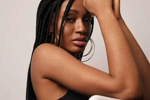 Headshot dari wanita kulit hitam muda yang serius yakin dengan kulit bersinar dan kepang. — Stok Foto