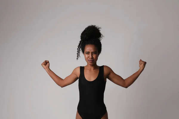 Confident black afro young woman with curly hairstyle posing in the studio. — Stock Photo, Image