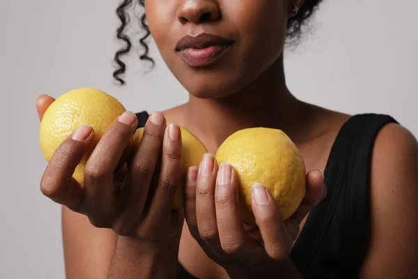 Обрезанный портрет темнокожей девушки с фруктами лимон. Витамин С. — стоковое фото