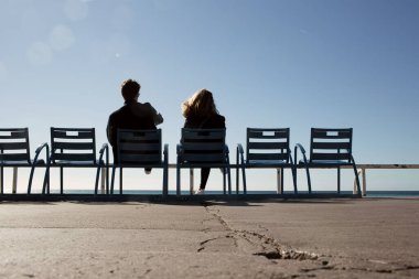 Avrupa 'nın eski deniz kıyısında oturan genç çiftin arkası..