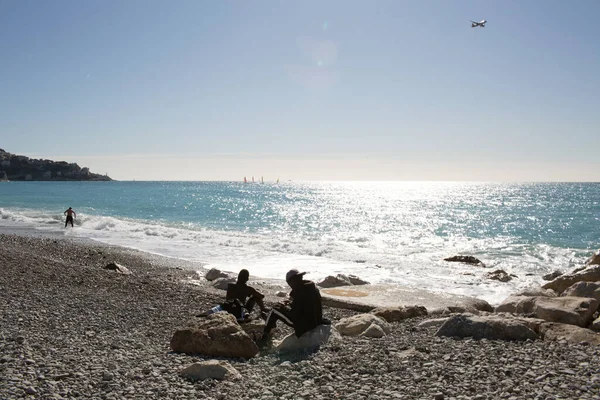 Vue panoramique de la plage rocheuse méditerranéenne avec des personnes prenant un bain de soleil. — Photo