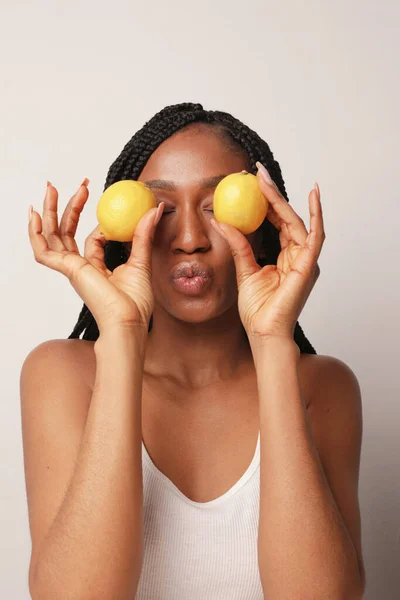 Jovem com frutas limão. Energia de frutas, saúde e vitaminas. — Fotografia de Stock