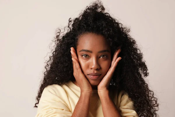 Mulher negra afro posando sobre fundo branco. Saúde da mulher e autocuidado. — Fotografia de Stock