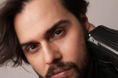 Sakallı, şık, yakışıklı, kendine güvenen, beyaz arka planda poz veren adam. Yakın plan..