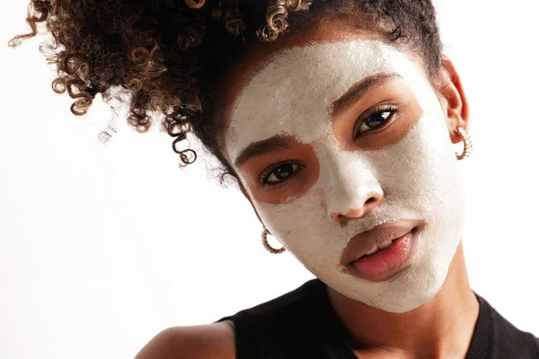 Close-up de mulher jovem aplica máscara facial hidratante, cuidados de beleza da pele. — Fotografia de Stock