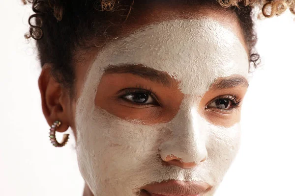 Close-up de mulher bonita com máscara facial hidratante, cuidados de beleza da pele. — Fotografia de Stock