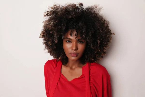 Mulher afro-americana feliz sorrindo e posando em fundo branco. Isolados. — Fotografia de Stock