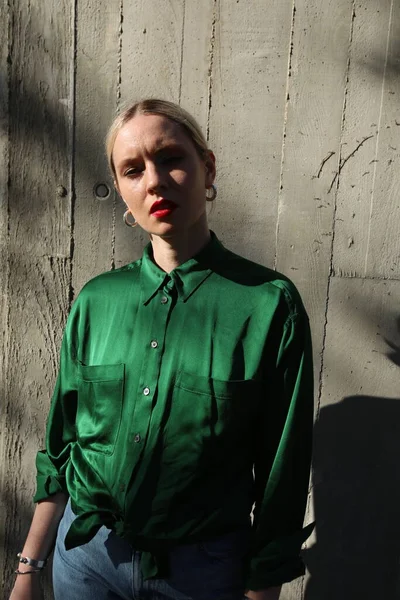Vertikale Nahaufnahme eines jungen blonden Hipster-Mädchens mit geschlossenen Augen, das im Freien posiert — Stockfoto