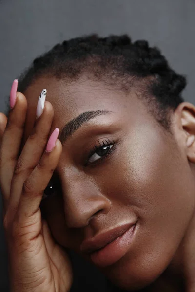 Potret close-up dari wanita muda hitam percaya diri dengan kepang panjang. Vertikal. — Stok Foto