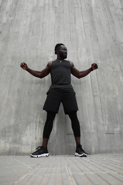 Jovem negro a fazer exercício ao ar livre. Foto vertical. — Fotografia de Stock