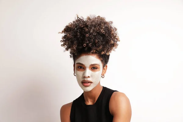 Hermosa mujer aplica mascarilla hidratante, cuida de la belleza de la piel aislada. — Foto de Stock