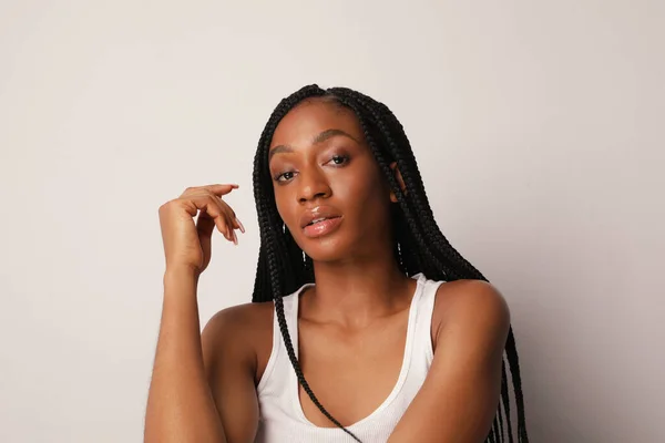 自信に満ちた若いアフロアメリカ人女性の写真輝く肌と長い編組. — ストック写真