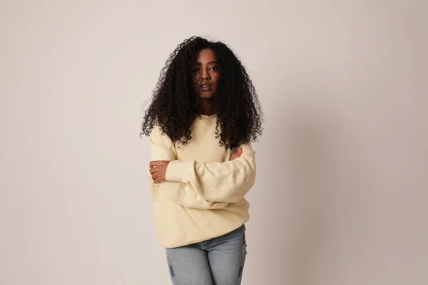 Femme afro noire confiante posant sur fond blanc. Espace pour le texte. — Photo