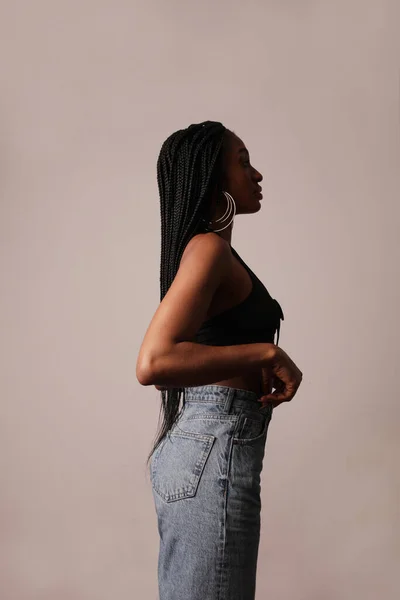Портрет молодої чорної афро-жінки з довгими косами. Вертикальний . — стокове фото