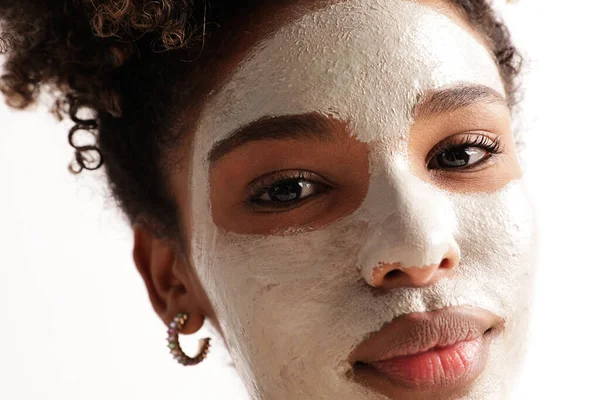 Красива молода жінка застосовує зволожуючу маску для обличчя, піклується про красу шкіри . — стокове фото